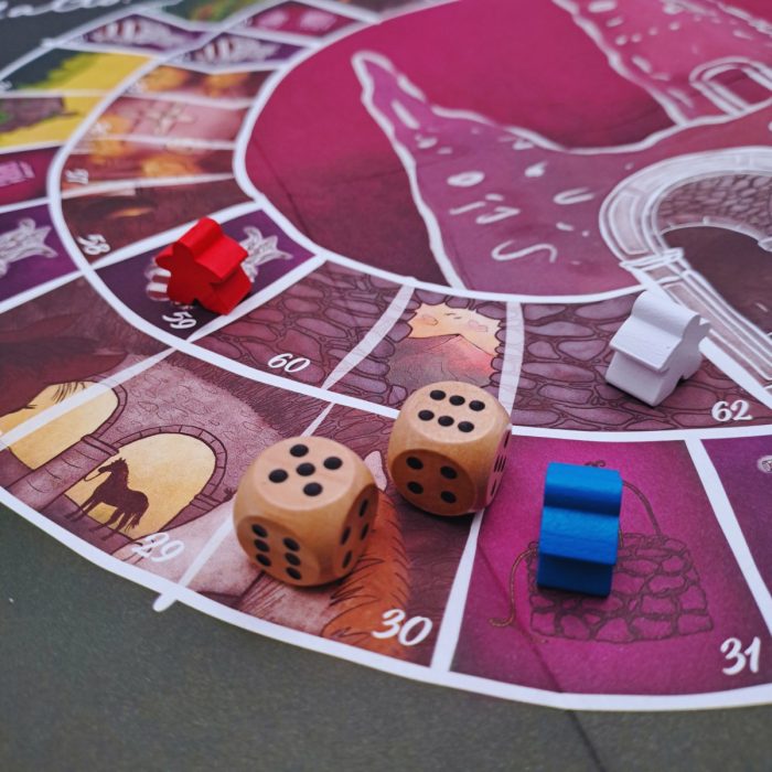 Castellalto: il gioco - dettaglio del tabellone con dadi e pedine in legno