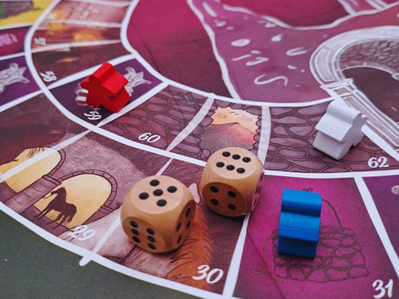 Castellalto: il gioco - dettaglio del tabellone con dadi e pedine in legno